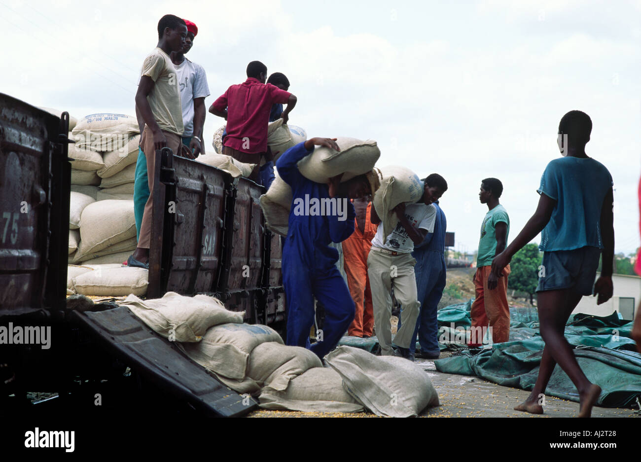 Lavoratori che scaricano aiuti alimentari comunitari da un treno dopo un raccolto fallito. Eswatini (Swaziland) Foto Stock