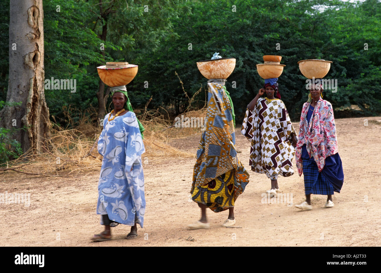 Dogon donne che ritornano a casa dal mercato a Kargue . Mali Foto Stock