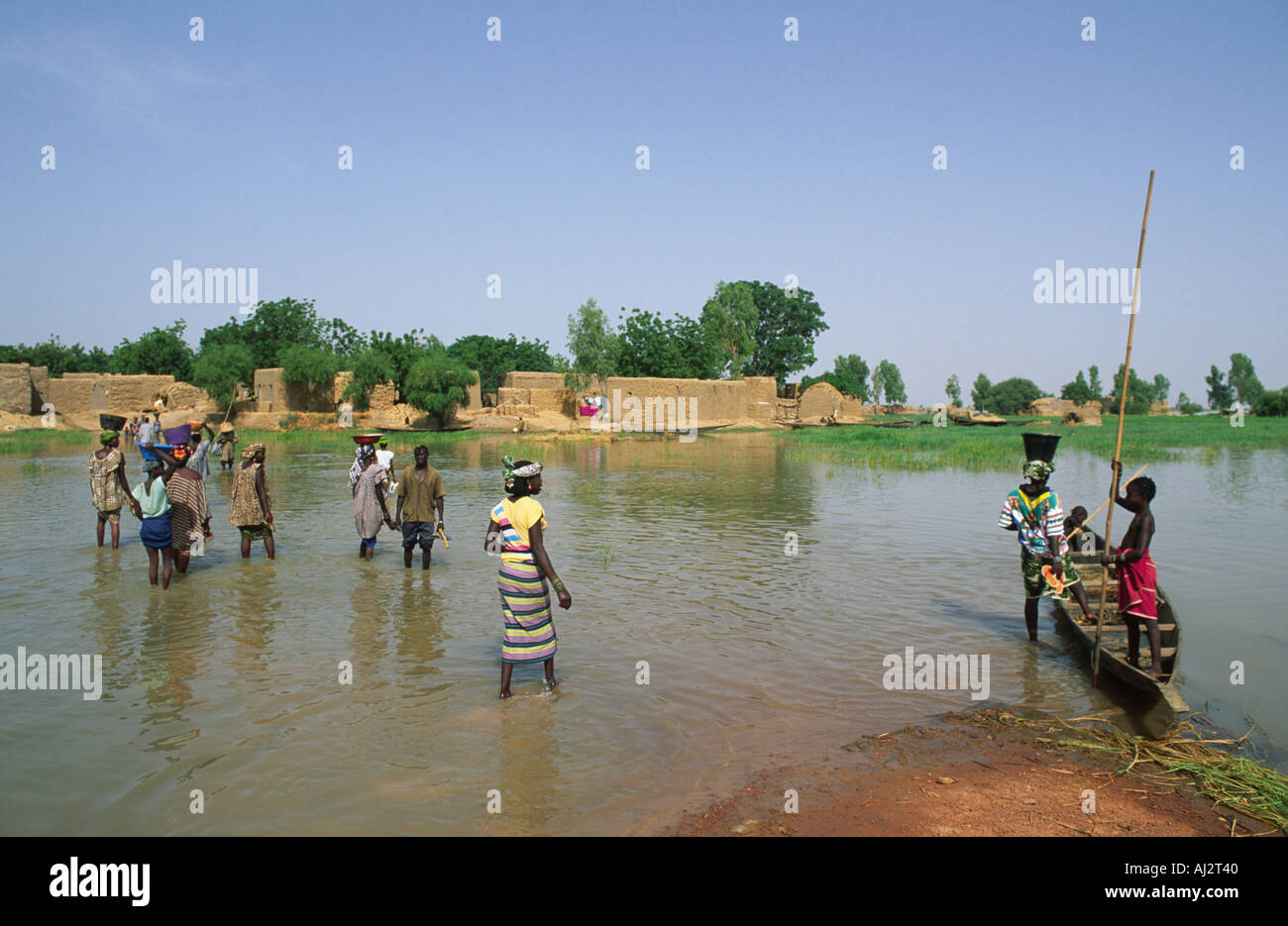 Gli abitanti di un villaggio attraversando il gonfio e traboccante Fiume Niger per arrivare al loro villaggio di Dague Womina, Mali Foto Stock