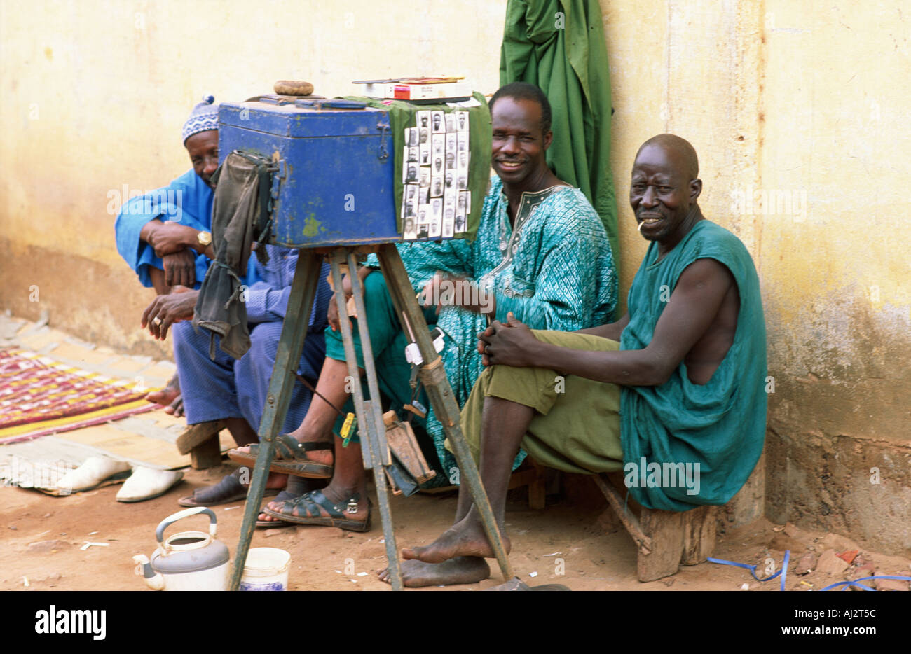 Ritratto di strada fotografo, utilizzato prevalentemente da persone che hanno bisogno di foto per documenti ufficiali, Mopti., Mali Foto Stock