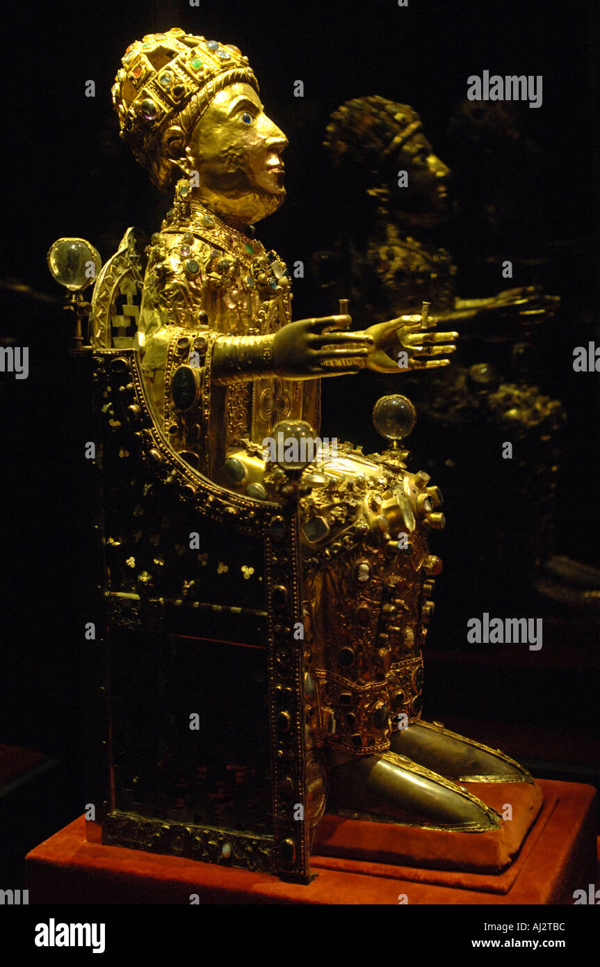 Statua dorata di St Foy nel museo nel villaggio di Conques in Aveyron in Francia Foto Stock