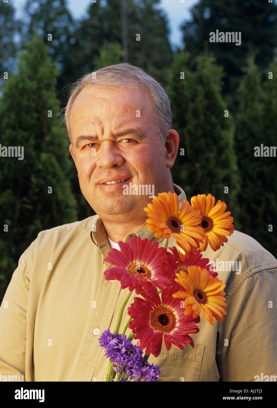 Stati Uniti Washington Bothell signor Ritratto di recupero di diabete indotto vittima di corsa Richard Ott a casa nel suo giardino di fiori Foto Stock