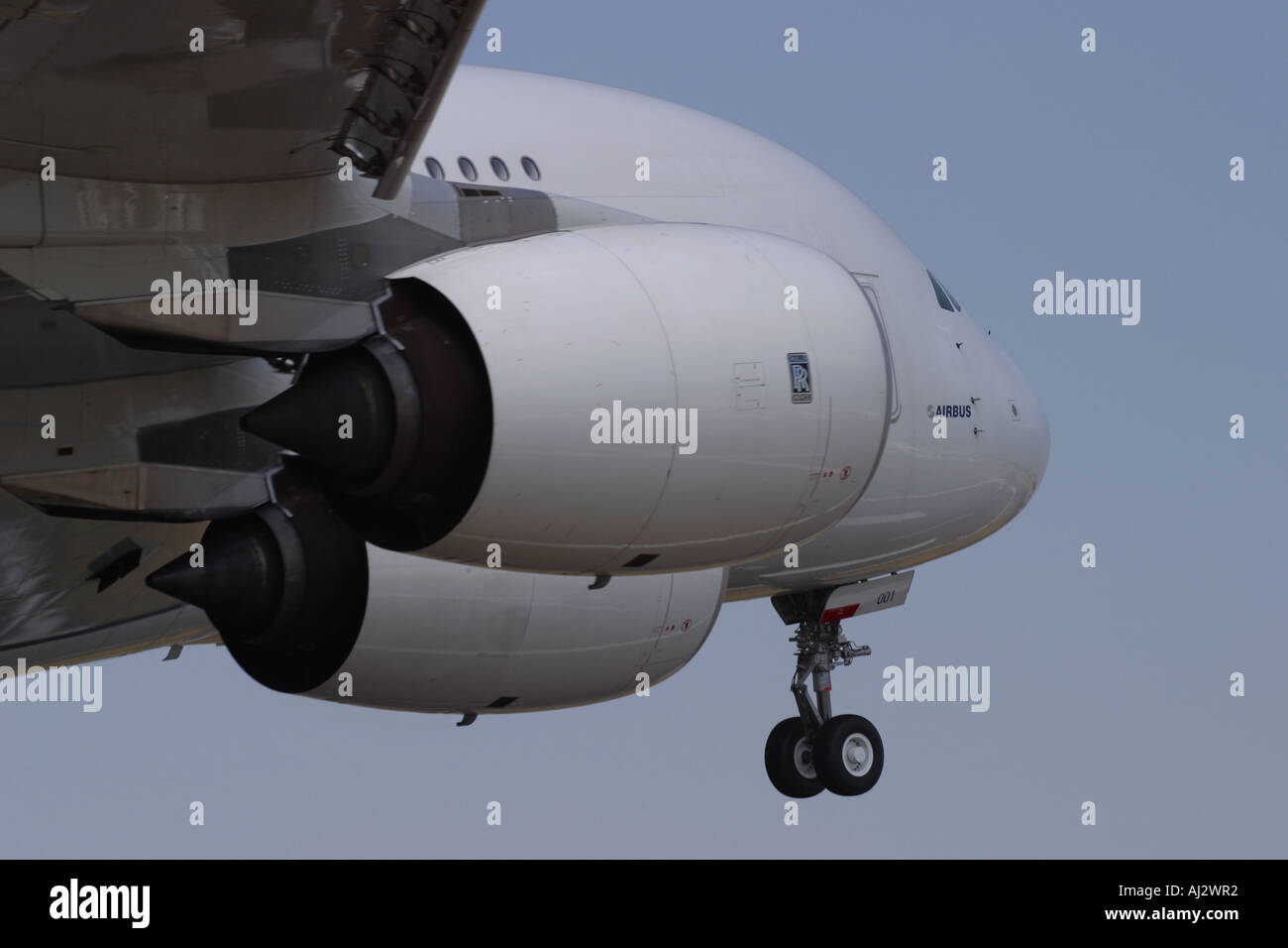 Airbus A380 superjumbo a ruote di volo verso il basso Foto Stock