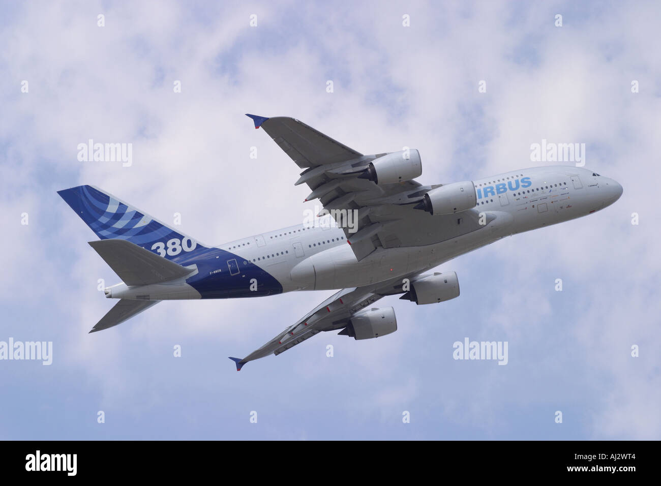 Airbus A380 nuovo superjumbo commerciale aereo di linea di passeggeri in volo Foto Stock