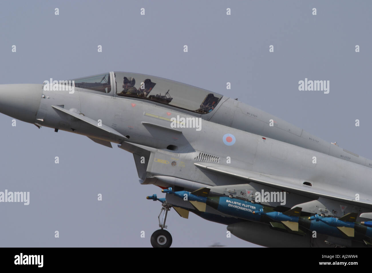 RAF Eurofighter Typhoon jet fighter prendendo il largo con piena underwing bomba carico arma Foto Stock