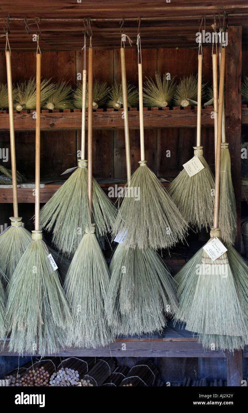 Scope in vendita presso il negozio broommakers, Storia Vivente Aziende agricole Foto Stock