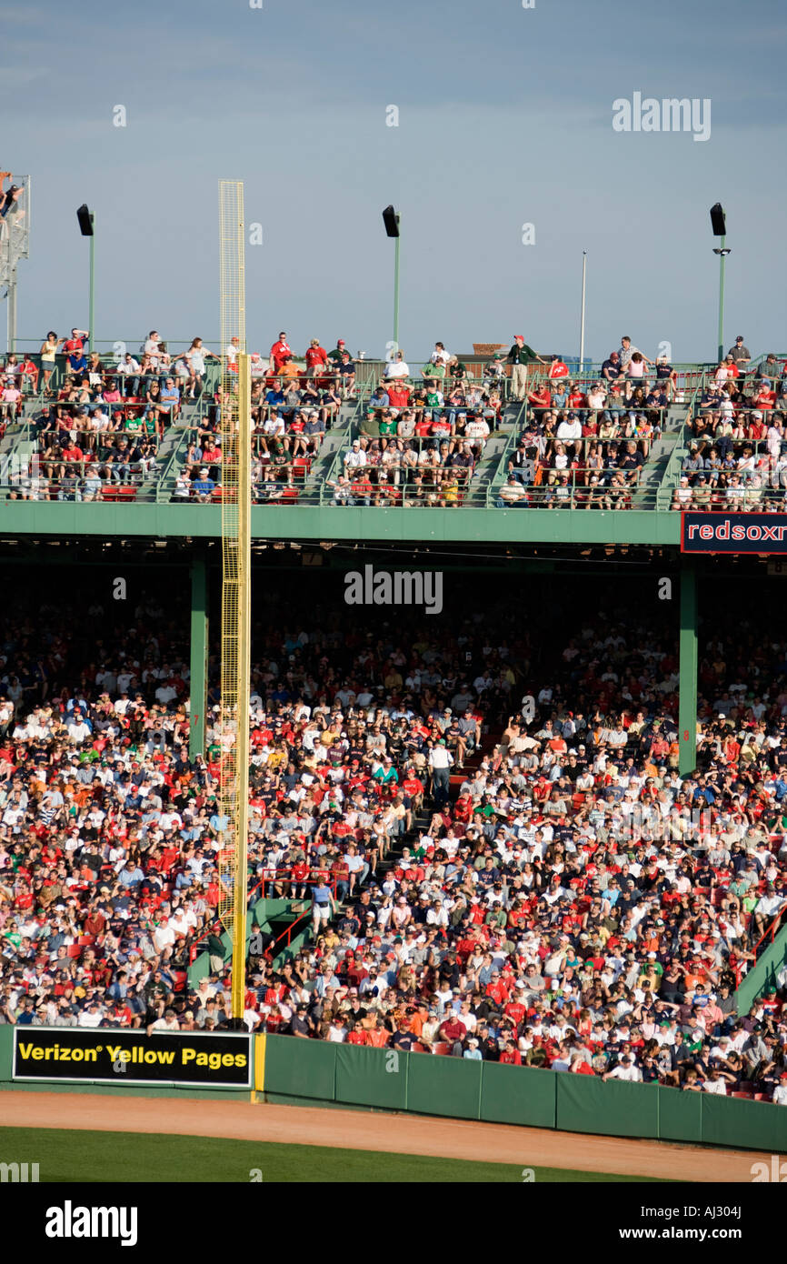 Le fastidiose pole e la folla a Fenway Park, casa dei Boston Red Sox, 2007 World Series Champions Foto Stock
