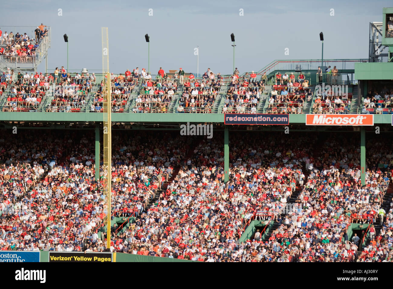 Le fastidiose pole e la folla a Fenway Park, casa dei Boston Red Sox, 2007 World Series Champions Foto Stock