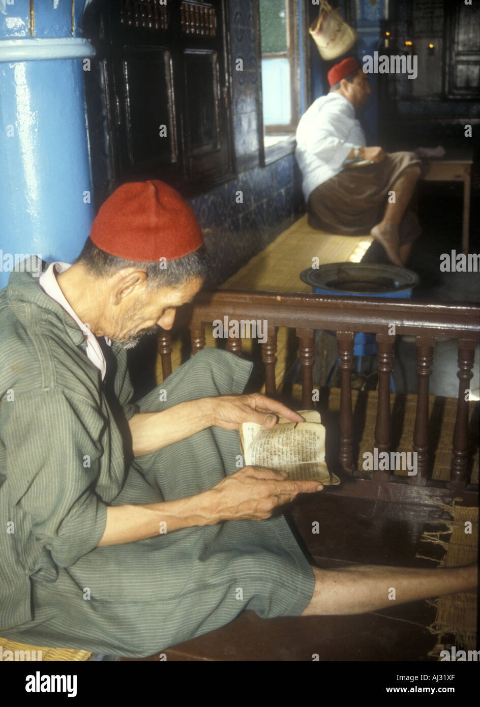 Uomo ebraico la lettura della Torah in El Ghriba Sinagoga di Djerba, Tunisia Foto Stock