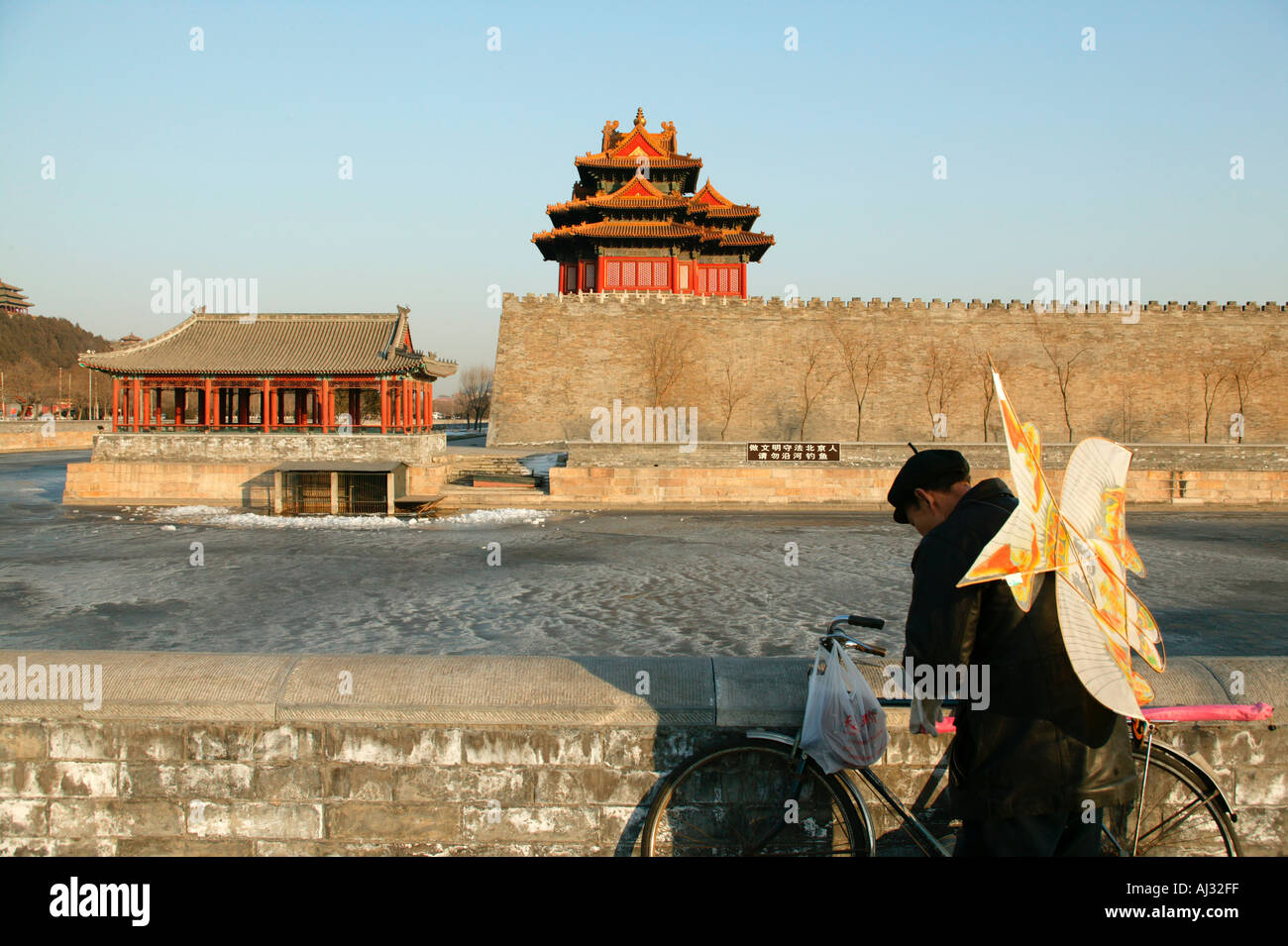 Uomo cinese ottenere pronto a volare la sua kite al di fuori del Palazzo Imperiale nella capitale cinese di Pechino Foto Stock