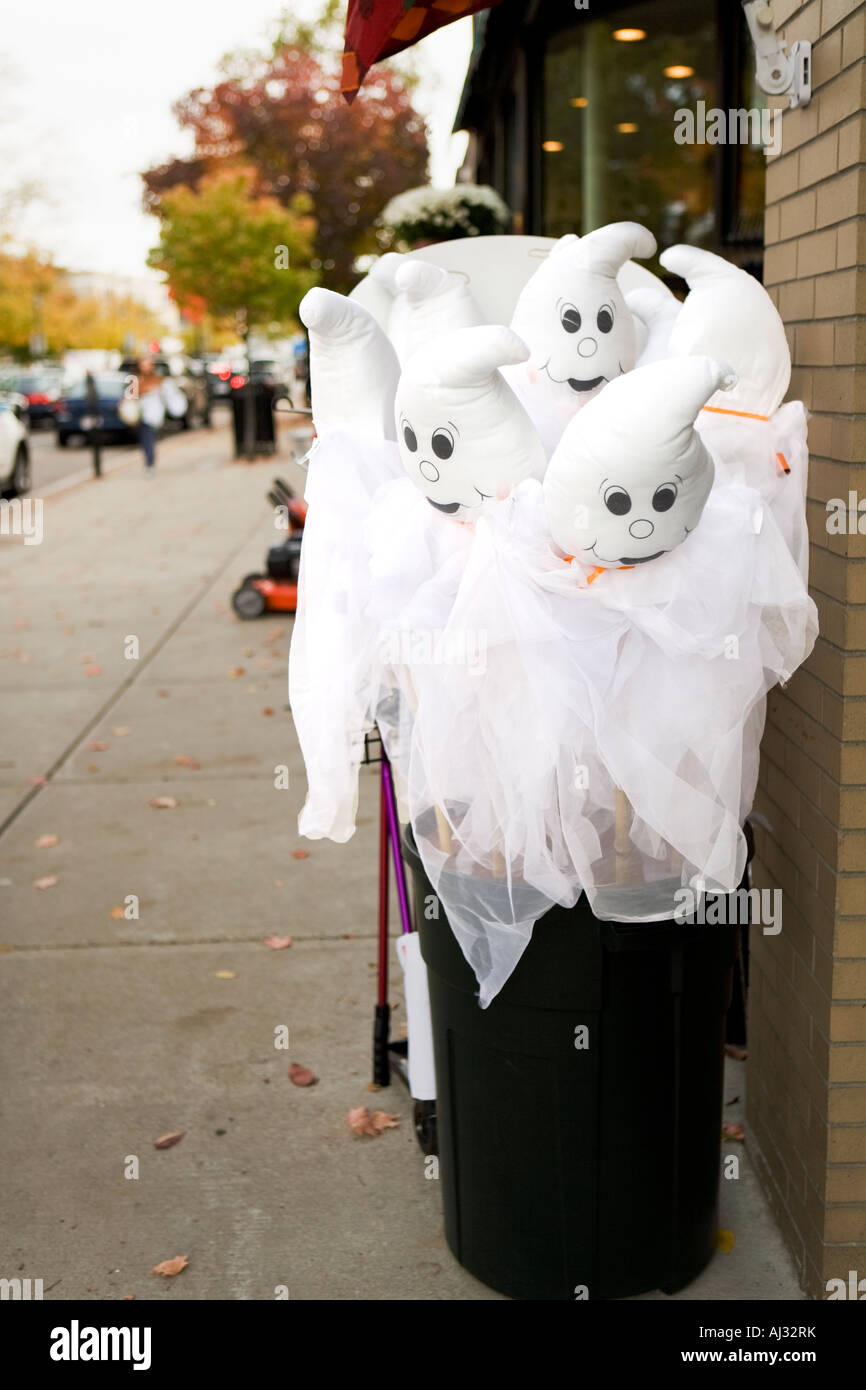 Ghost Halloween decorazioni in un bin Foto Stock