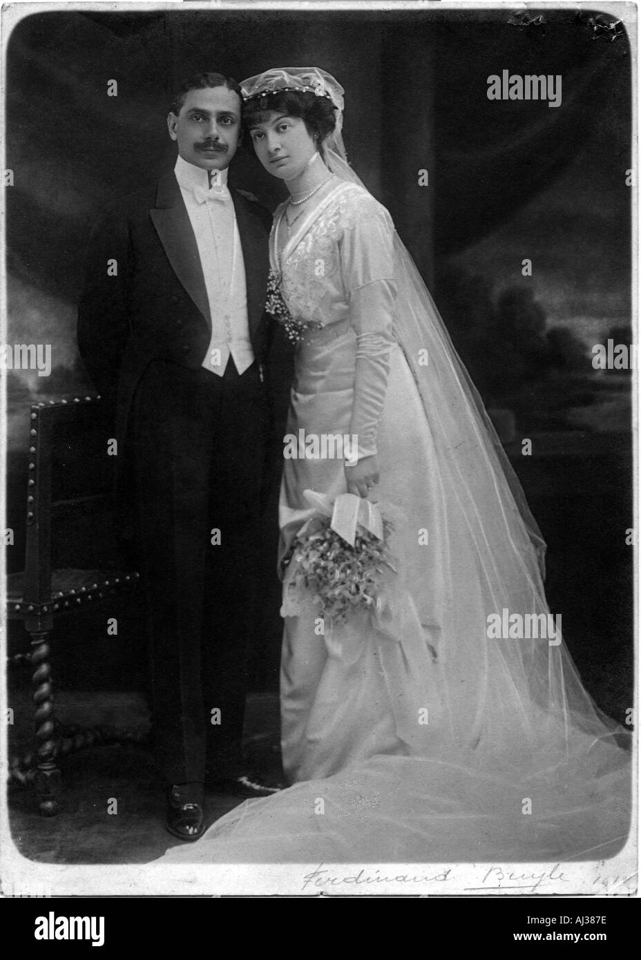 Foto di matrimonio di coppia edoardiana abbigliamento da sposa informale Foto Stock
