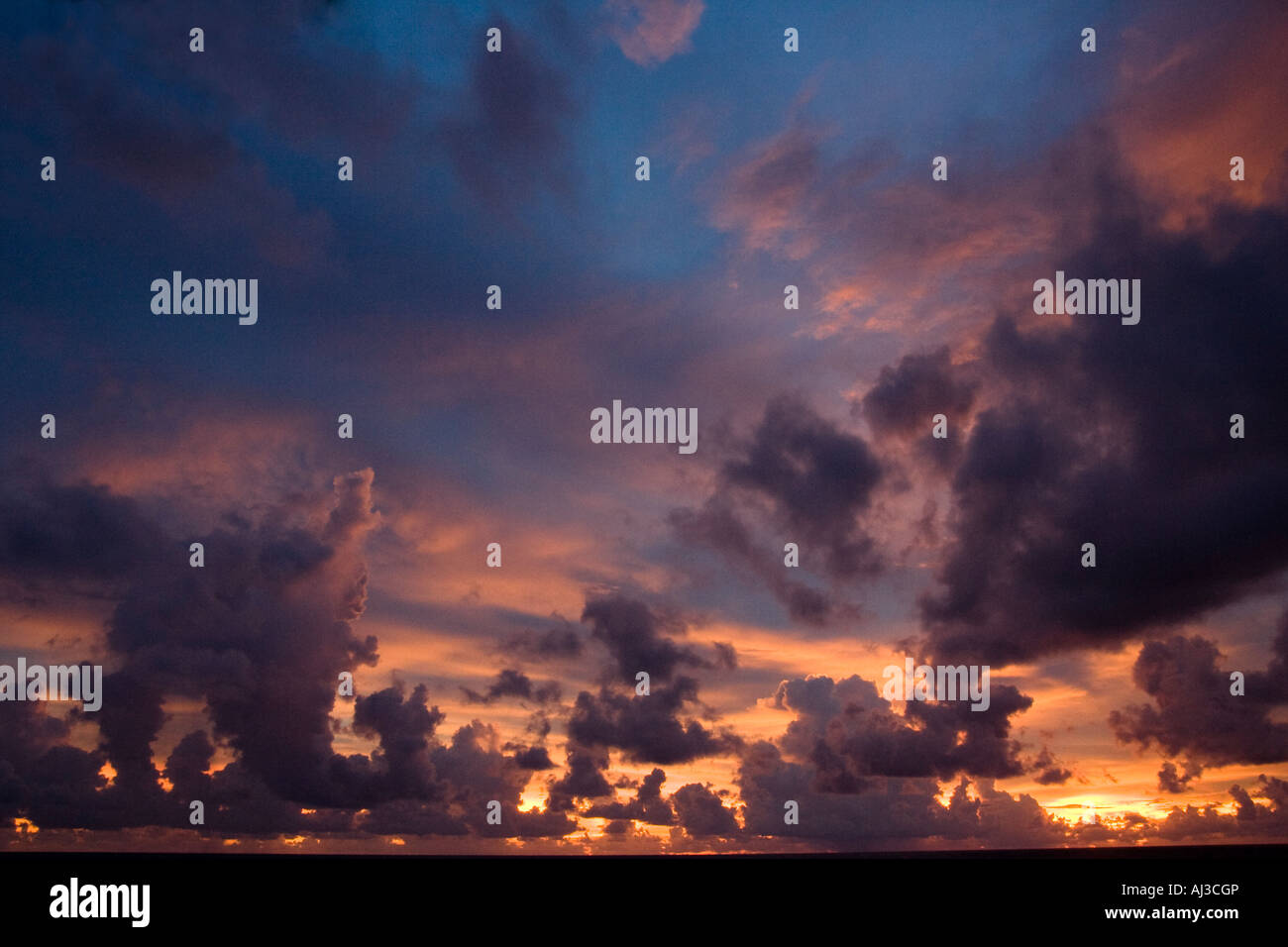 Tramonto a Bang Tao Beach che si affaccia sul Mare delle Andamane Phuket Thailandia Foto Stock