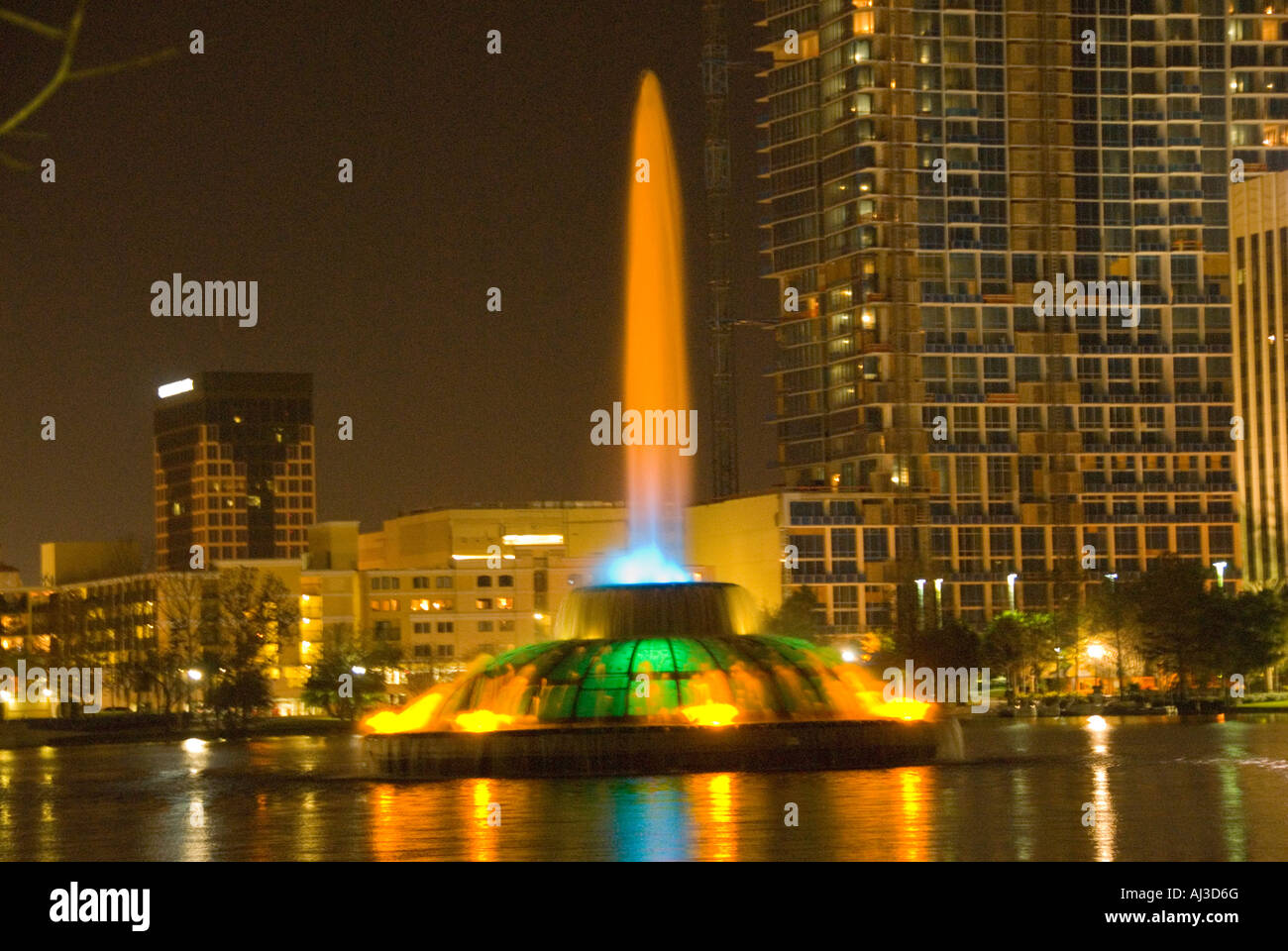 Orlando Florida fl downtown Lake Eola Park colore fontana e spray di notte simbolo giorno landmark sfondo scuro outdoor m tim t Foto Stock