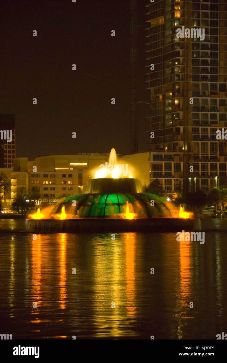 Orlando Florida fl downtown Lake Eola Park colore fontana e spray di notte simbolo giorno landmark sfondo scuro outdoor m tim t Foto Stock