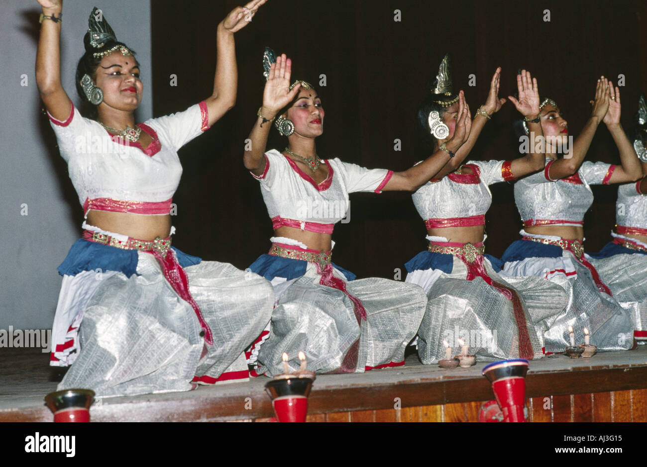 Danzatrici di eseguire una danza Kandyan presso il Tempio del dente. Kandy, Sri Lanka Foto Stock