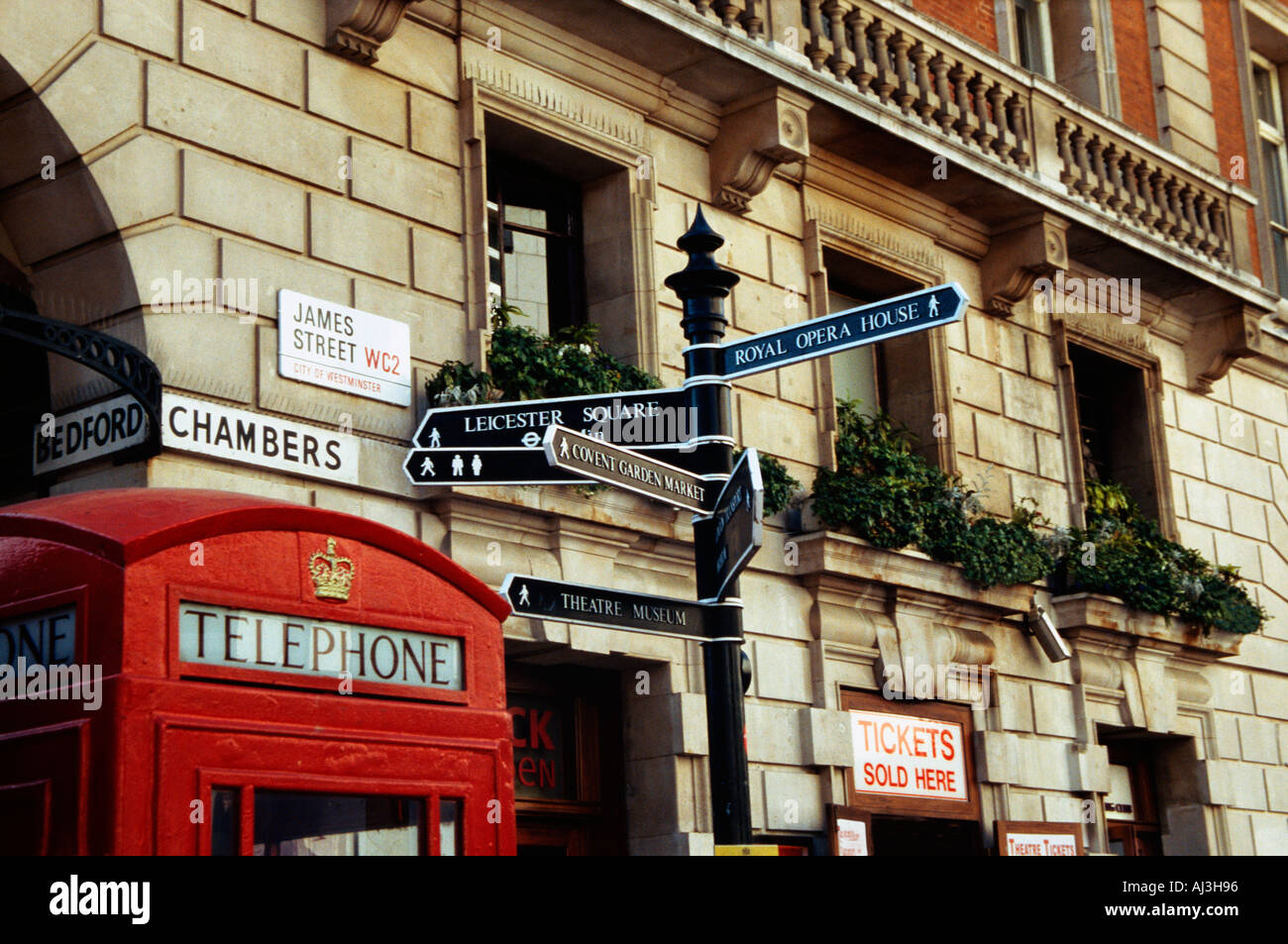 Telefono rosso scatola e cartello turistico post in Covent Garden London REGNO UNITO Foto Stock