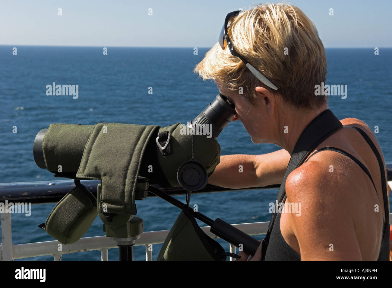 Primo piano della donna a guardare il mare con telescopio Foto Stock