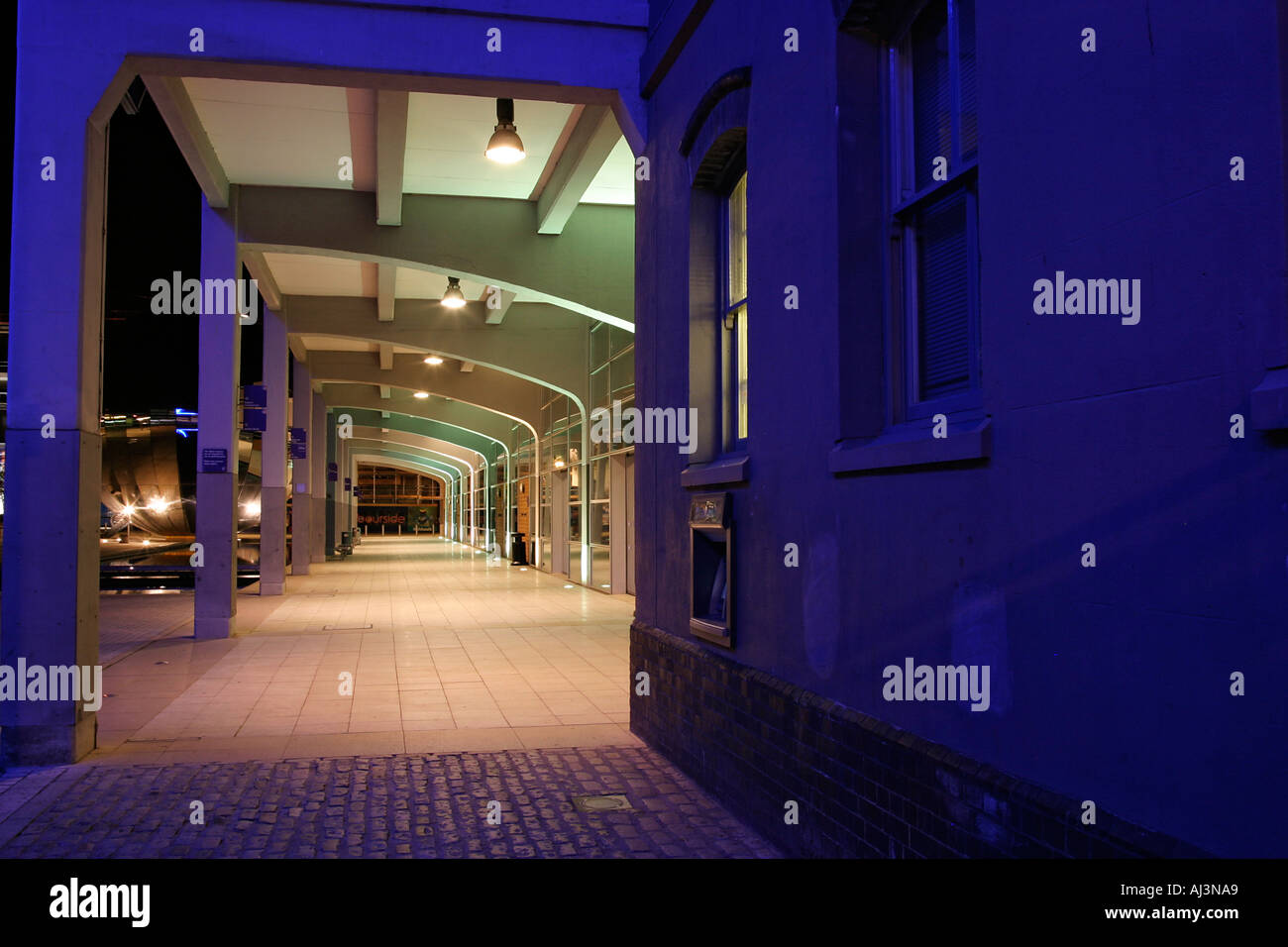 Millenium piazza nel centro città di Bristol Inghilterra UK scattata di notte Foto Stock