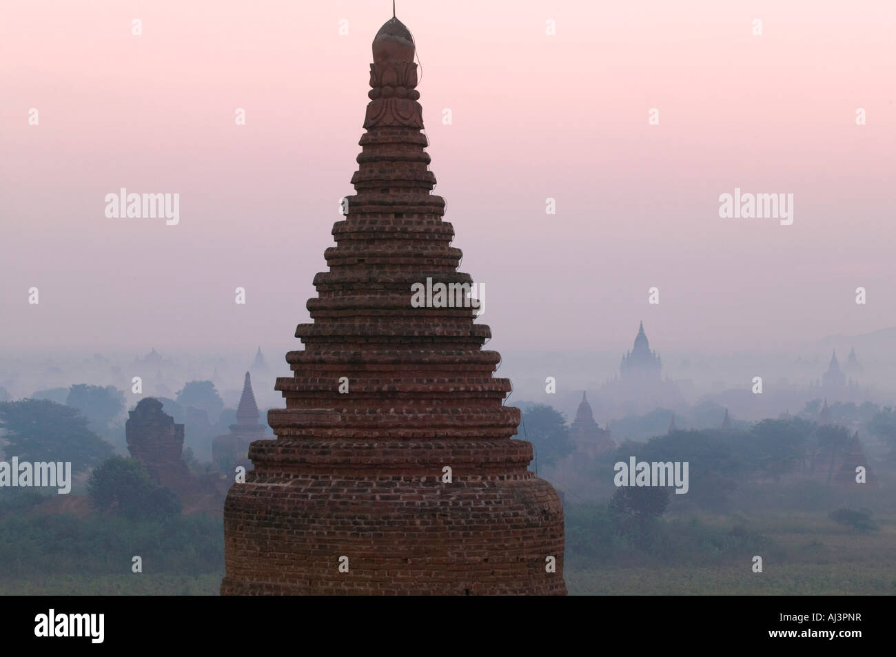 Antichi templi e pagode nella nebbia mattutina, Bagan, Myanmar Foto Stock