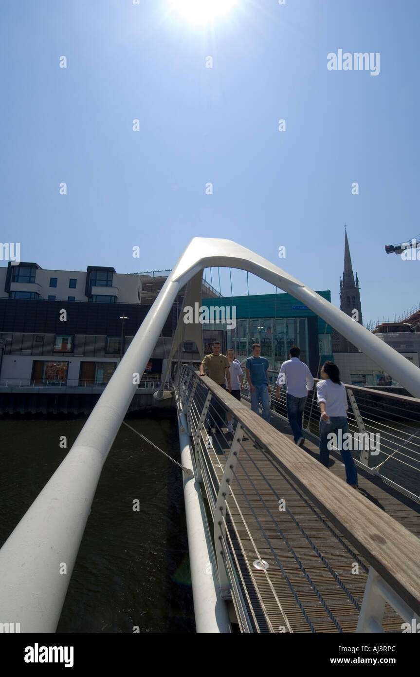 Il nuovo ponte pedonale oltre il fiume Boyne a Drogheda, che collega il centro storico della città di Scotch Hall shopping centre Foto Stock