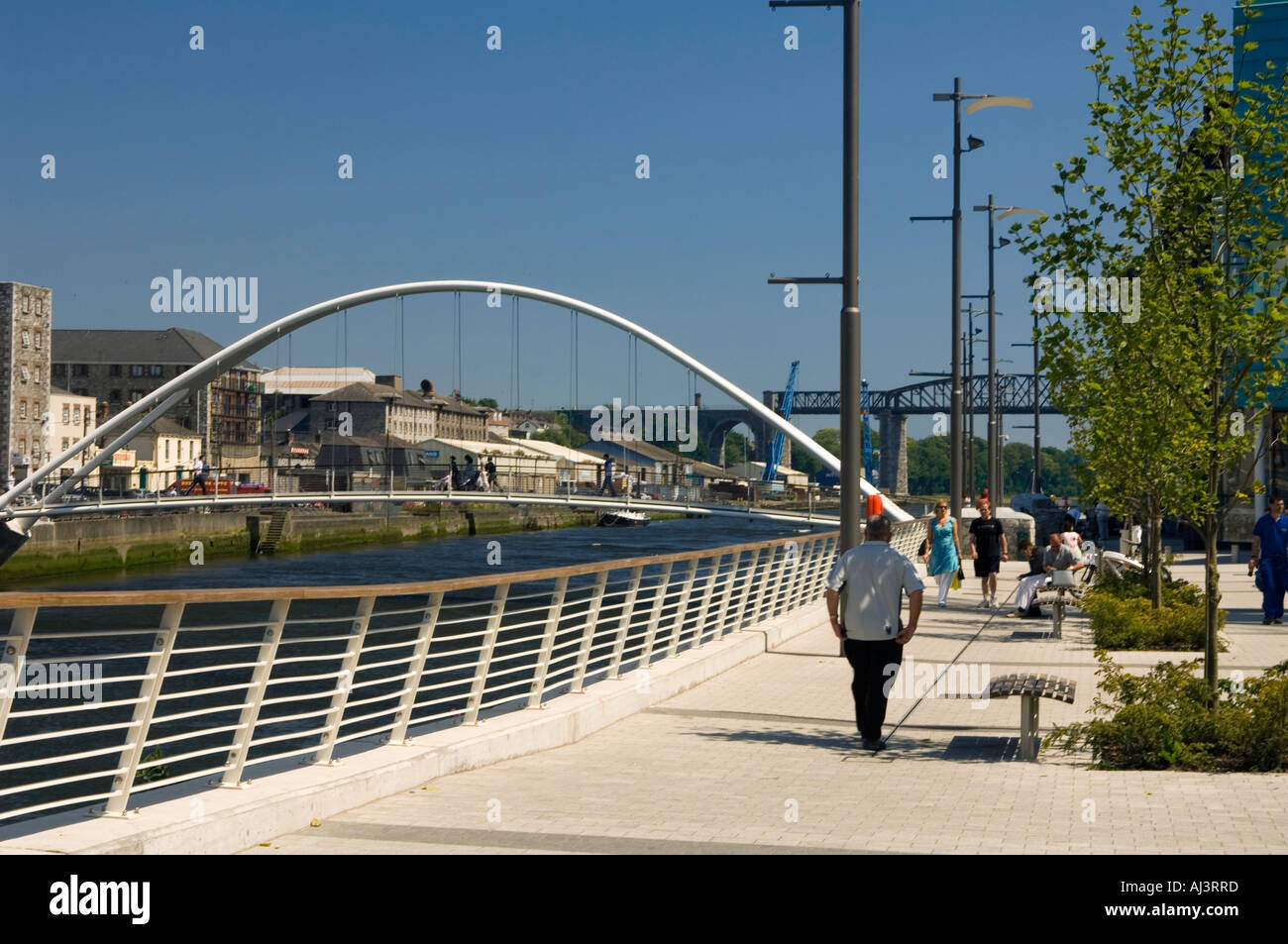 Il nuovo ponte pedonale oltre il fiume Boyne a Drogheda, che collega il centro storico della città di Scotch Hall shopping centre Foto Stock