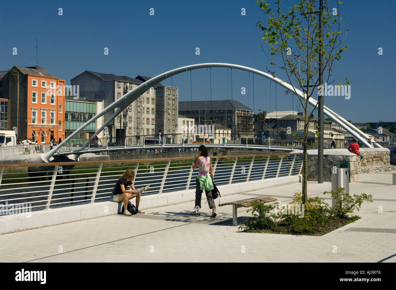 Il nuovo ponte pedonale oltre il fiume Boyne a Drogheda, che collega il centro storico della città di Scotch Hall shopping centre Foto Stock