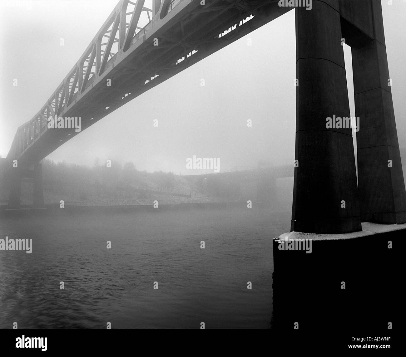 Inverni nebbiosa mattina sotto il 'metro ponte sul fiume Tyne Foto Stock