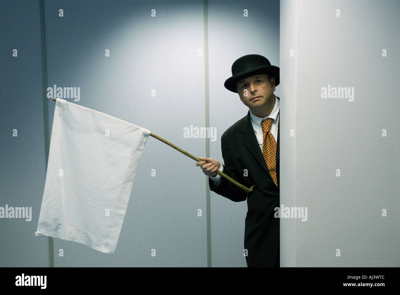 L'uomo con la bandiera bianca ,arrendersi ,l'ufficio. Foto Stock