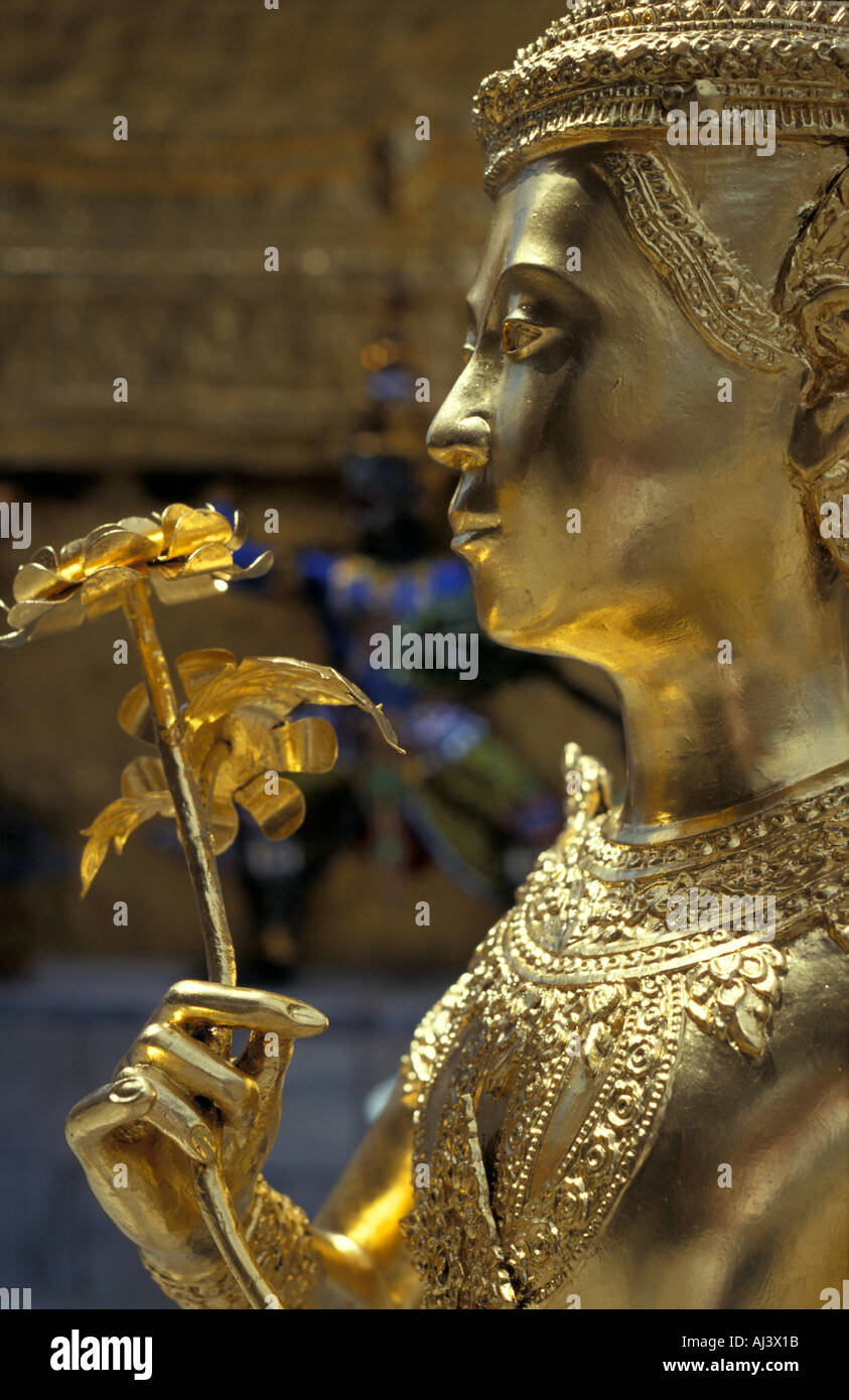 Oro thepnorasi figura mitologica di fronte al Grand Palace di Bangkok Foto Stock