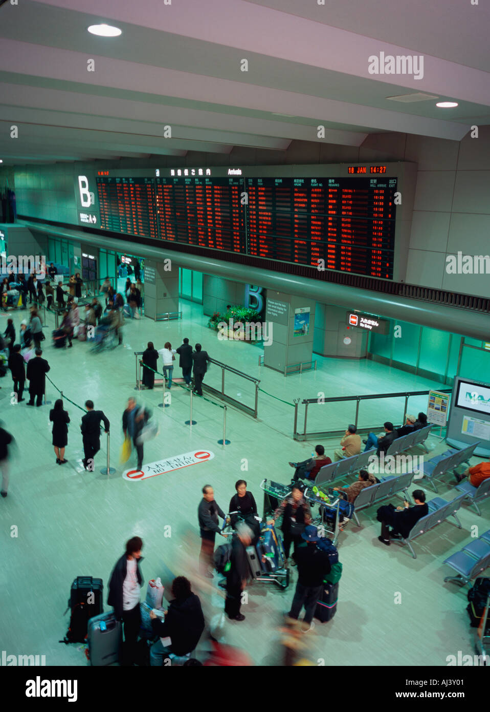 Occupato airport terminal movimento sfocato Foto Stock
