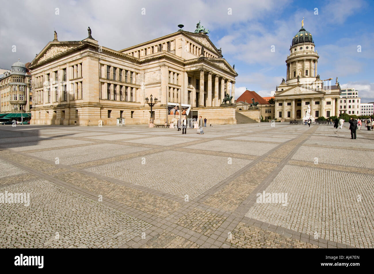 Un ampio angolo di visione del Gendarmenmarkt con il concerto di casa sinistra e la cattedrale francese sulla destra. Foto Stock