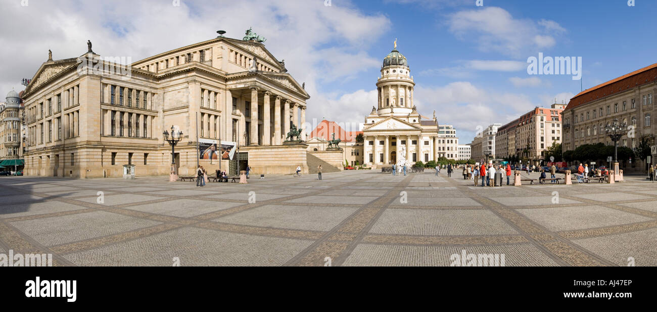 A 5 foto panoramiche di cucitura il Gendarmenmarkt con il concerto di casa sinistra e la cattedrale francese Centre. Foto Stock