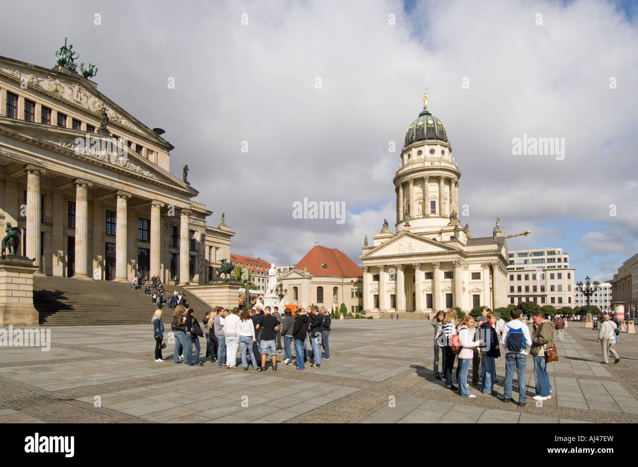 Un ampio angolo di visione di alta scuola gli studenti nella piazza Gendarmenmarkt con il concerto di casa sinistra e la cattedrale francese di destra. Foto Stock