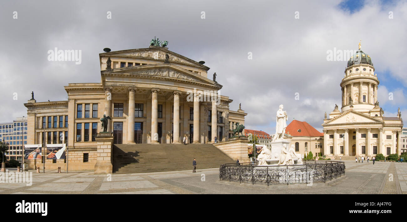 A 2 foto panoramiche di cucitura il Gendarmenmarkt con la Concert House, statua di Friedrich Schiller e Cattedrale francese. Foto Stock