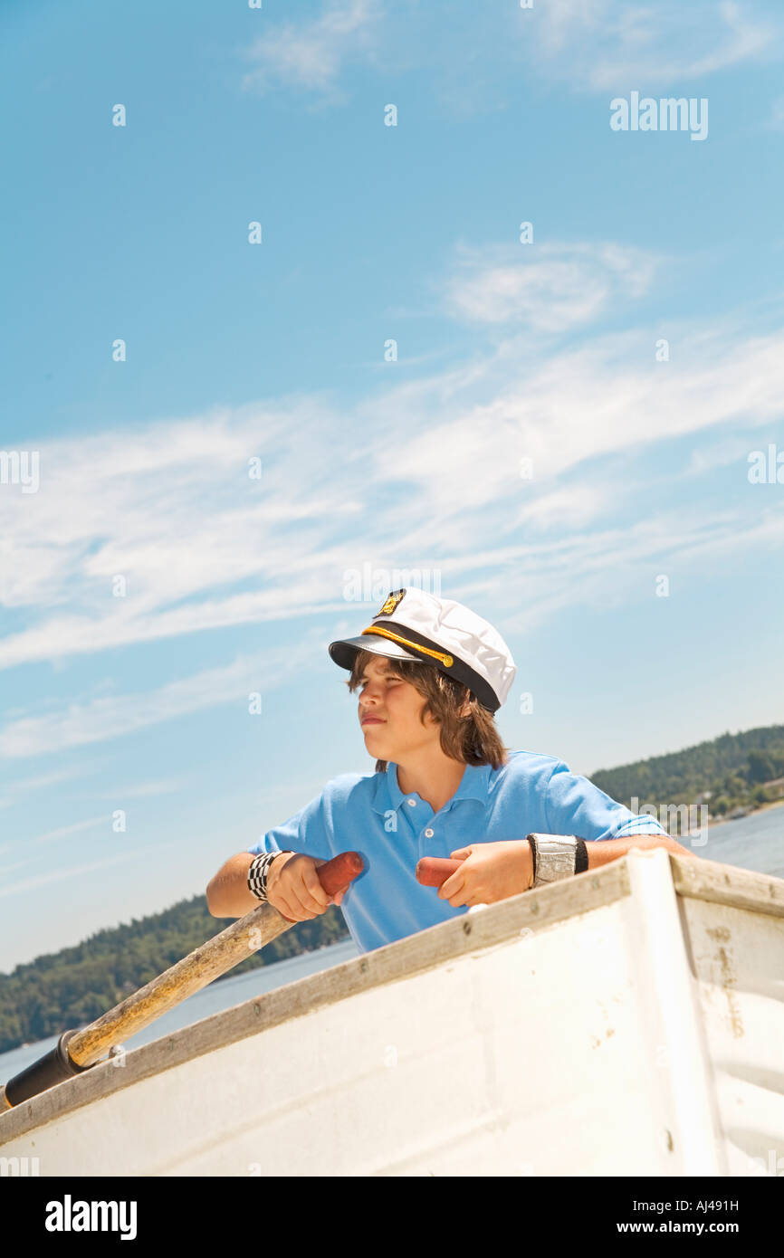 Ragazzo che indossa il capitano della nave del cappello in barca a remi  Foto stock - Alamy