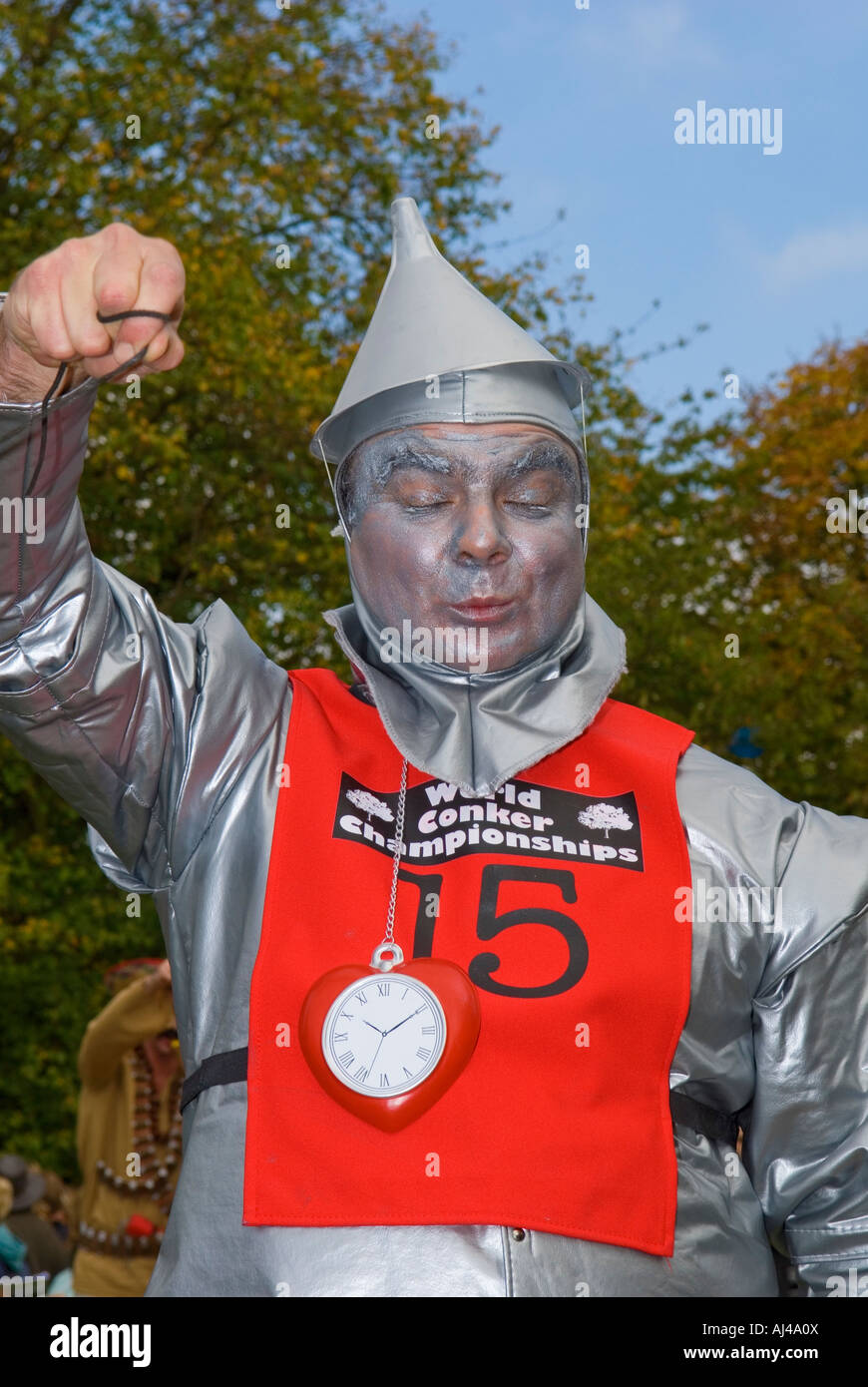 L uomo vestito da uomo di stagno al mondo Conker Championships Foto Stock