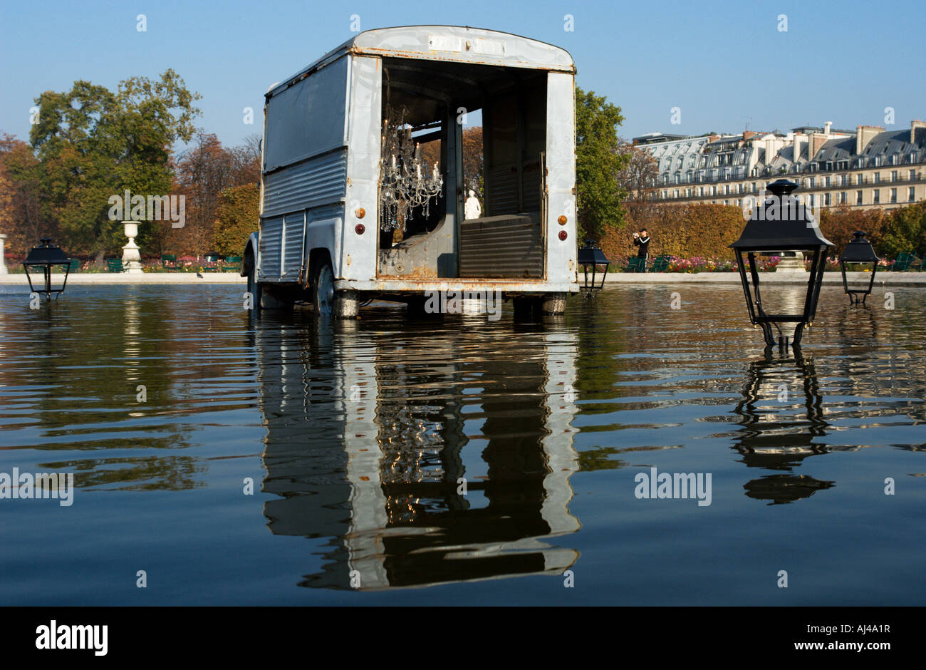 Citroen van nel laghetto in giardino delle Tuileries in modern art display Foto Stock