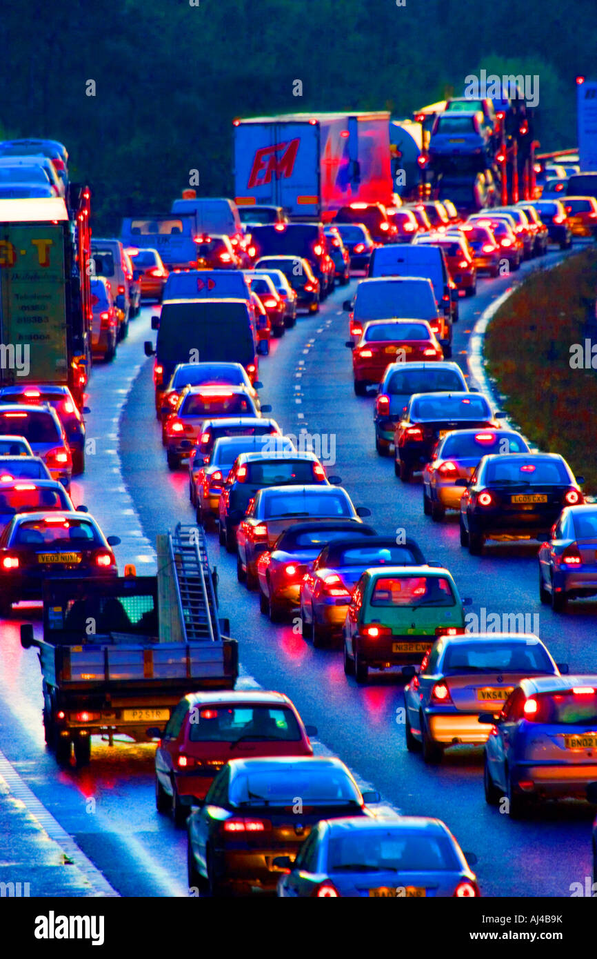 Coda sulla autostrada M42 di notte, Worcestershire, England Regno Unito Foto Stock