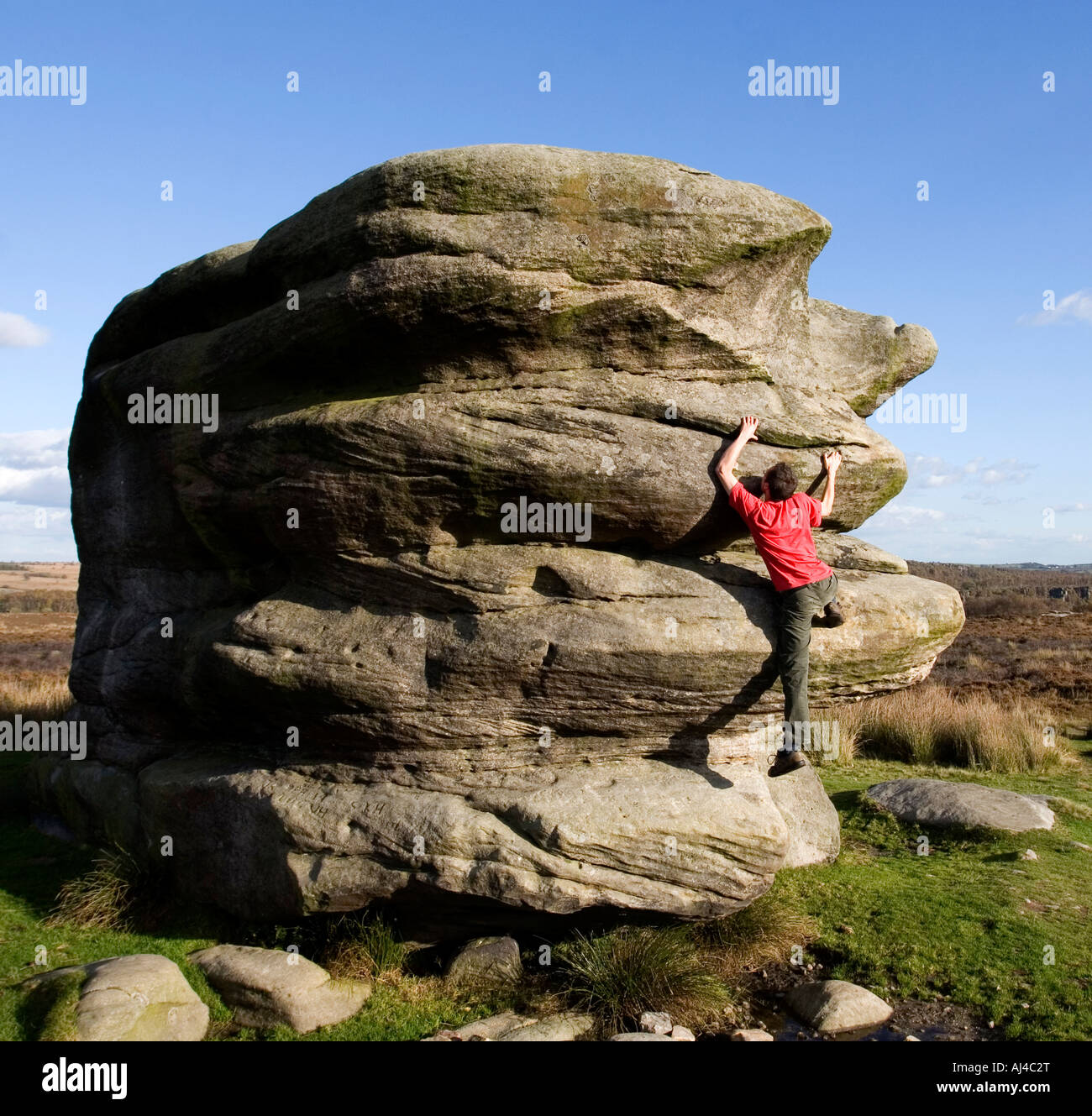 La scalata di Eagle pietra sopra il villaggio di Baslow Parco Nazionale di Peak District Derbyshire nr Sheffield Inghilterra Foto Stock