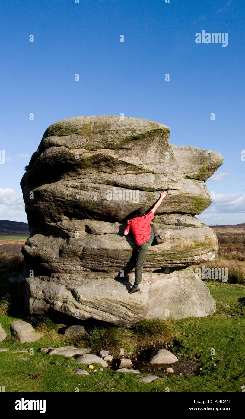 La scalata di Eagle pietra sopra il villaggio di Baslow Parco Nazionale di Peak District Derbyshire nr Sheffield Inghilterra Foto Stock