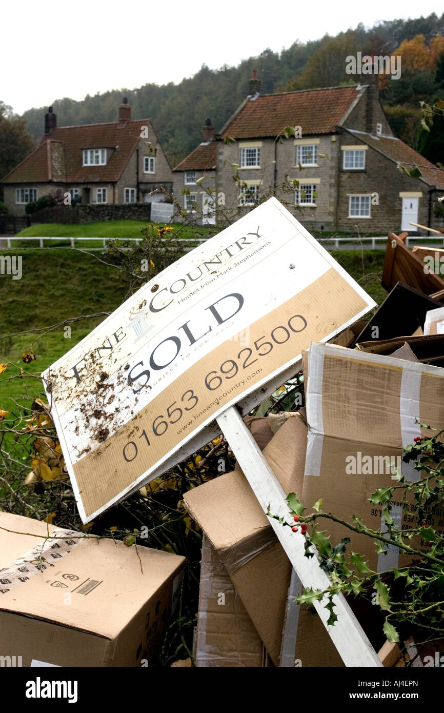 Scartata per la vendita firmare in un villaggio del North Yorkshire Moors Foto Stock