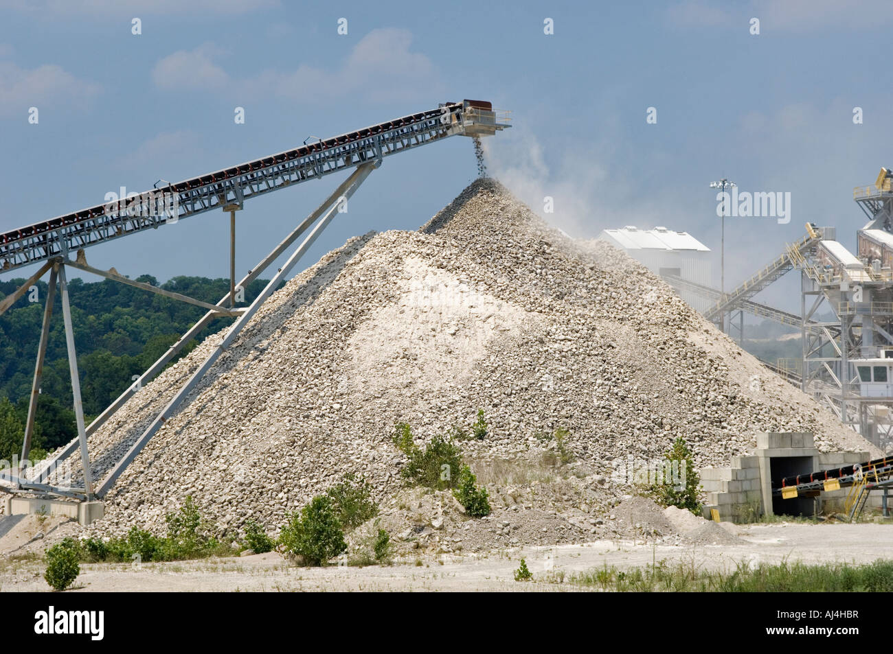 Calcare schiacciato oggetto di pratiche di dumping su grande pila di rocce dal nastro trasportatore Mulzer Pietrisco vicino a New Amsterdam Indiana Foto Stock