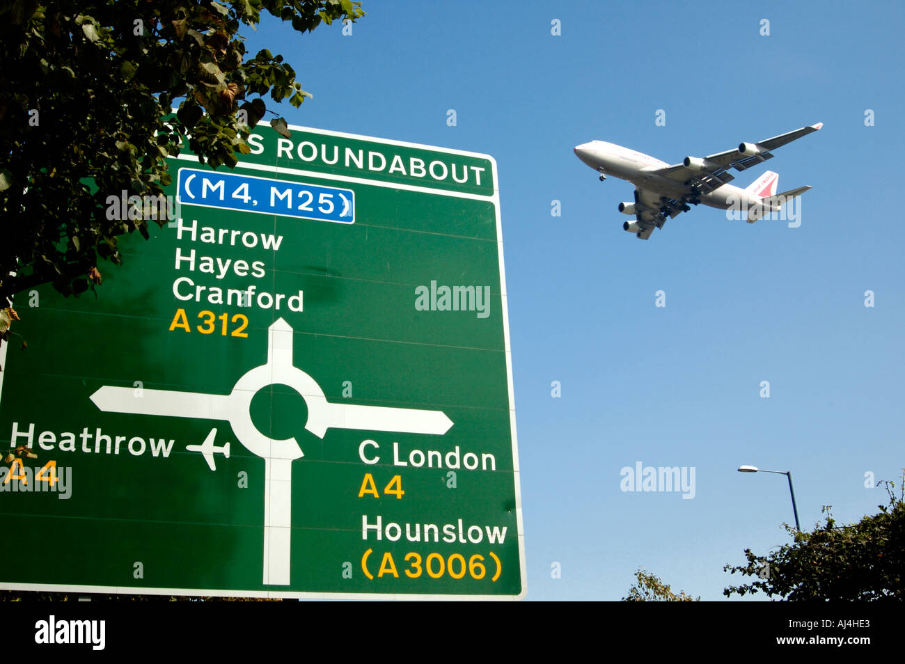 Un piano volando a bassa quota e si avvicina al aeroporto di sbarco, REGNO UNITO Foto Stock