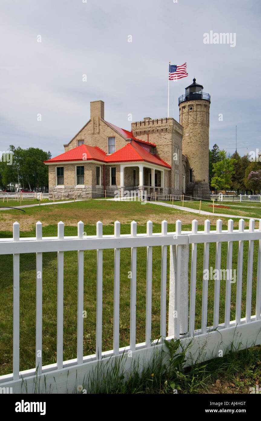 Old Mackinac Point Lighthouse e Pickett recinzione Lago Huron Mackinaw City Michigan Foto Stock