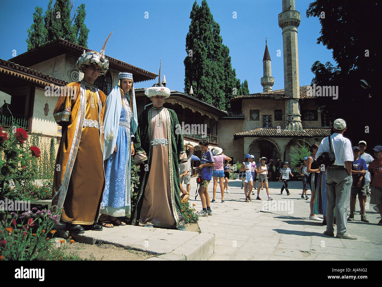 I turisti che visitano Hansaray costruito nel 1519, Crimea, Ucraina. Foto Stock