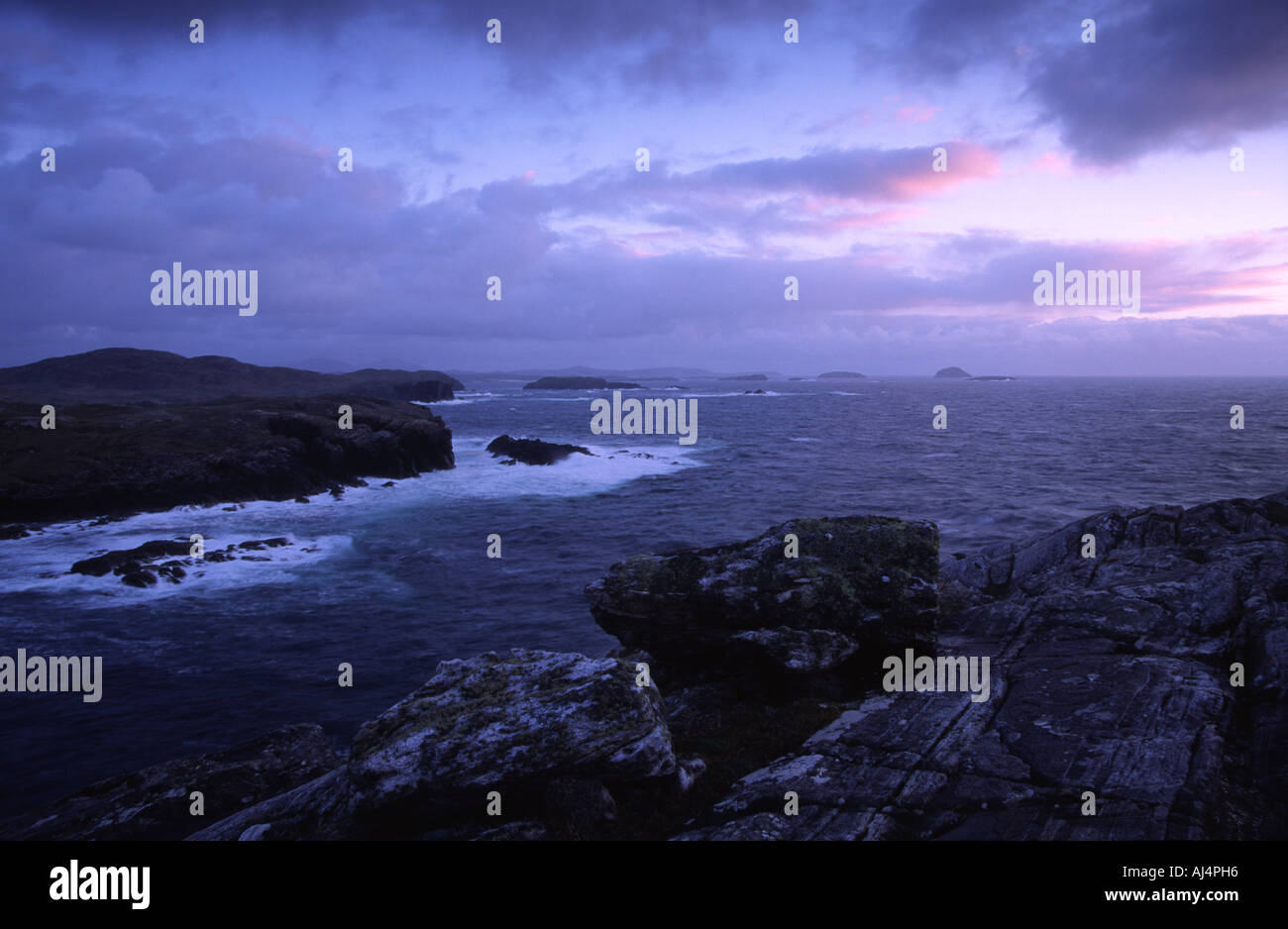 Una serata di tempesta al largo della costa occidentale di Lewis nelle Ebridi Esterne Foto Stock