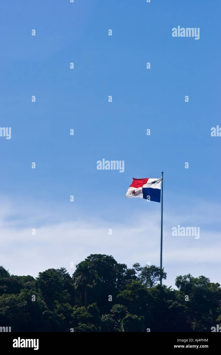 Bandiera panamense sventolare sulla cima di Ancon Hill Foto Stock