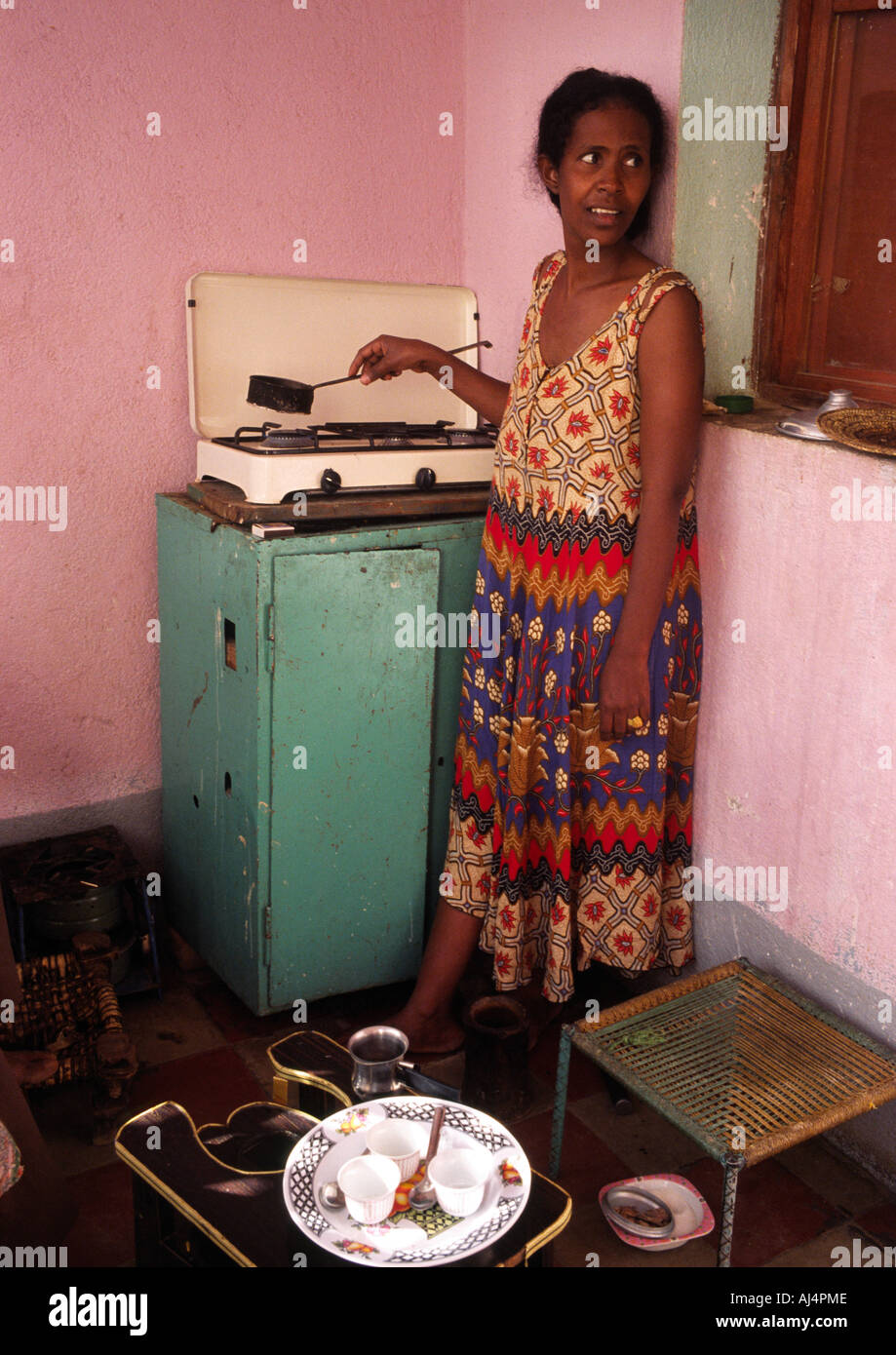 Una donna arrosti chicchi verdi di caffè per una tradizionale cerimonia di caffè Foto Stock