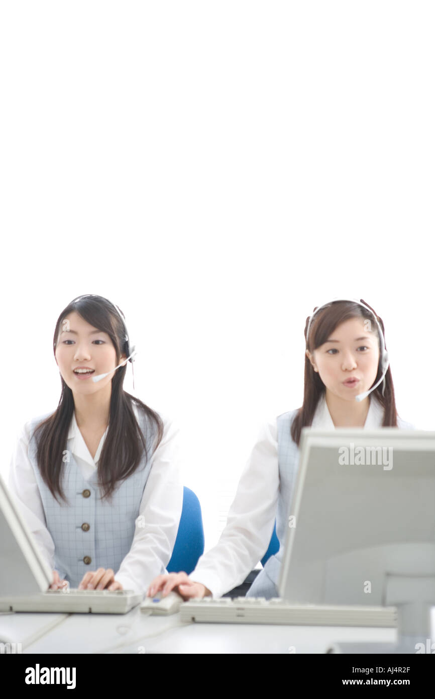 Due giovani donna che indossa le cuffie Foto Stock